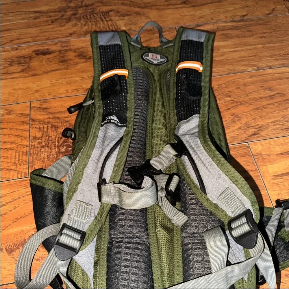 High Sierra Air Mesh Back Hydration Green/Gray Hiking Carry Padded Backpack. NN